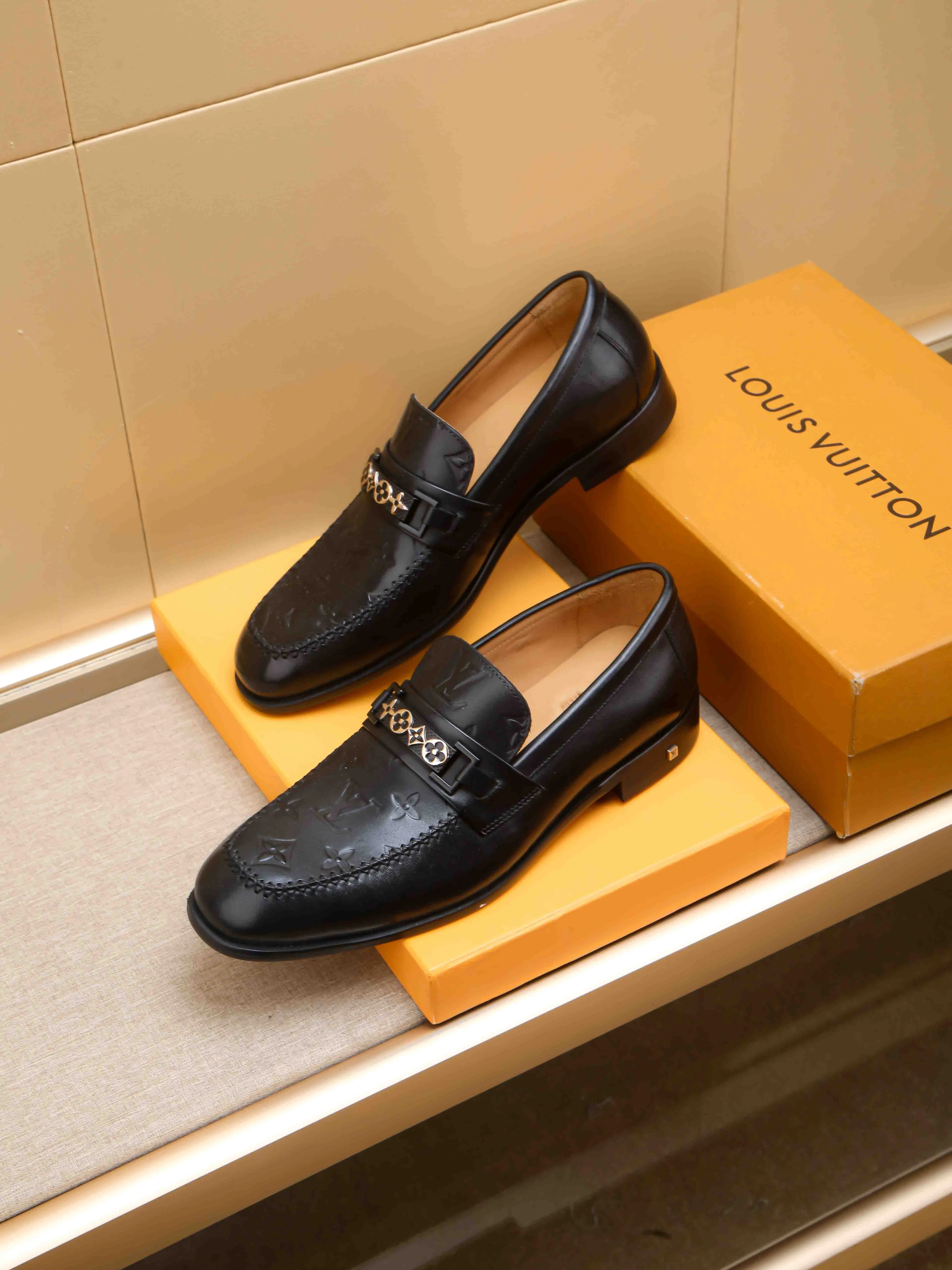 Men's shoes 💰 460 💰 Louis Vuitton LV ® 🆕 model 🔛Full shoe counter, first layer cowhide, 🐂leather lined casual shoes for men, super soft outsole, essential for driving. Counter synchronization, original first layer cowhide, completely 1:1 mold customization🌹top version, color optional! Number: 39-44 (customized at 38.45)